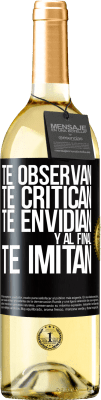 29,95 € Envío gratis | Vino Blanco Edición WHITE Te observan, te critican, te envidian… y al final, te imitan Etiqueta Negra. Etiqueta personalizable Vino joven Cosecha 2025 Verdejo