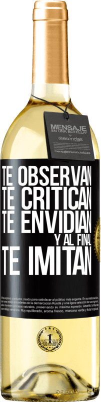 29,95 € Envío gratis | Vino Blanco Edición WHITE Te observan, te critican, te envidian… y al final, te imitan Etiqueta Negra. Etiqueta personalizable Vino joven Cosecha 2024 Verdejo