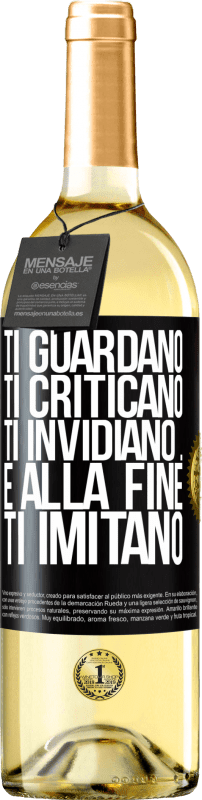 29,95 € Spedizione Gratuita | Vino bianco Edizione WHITE Ti guardano, ti criticano, ti invidiano ... e alla fine ti imitano Etichetta Nera. Etichetta personalizzabile Vino giovane Raccogliere 2024 Verdejo