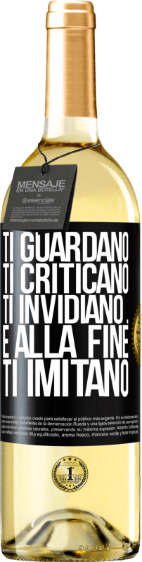 29,95 € Spedizione Gratuita | Vino bianco Edizione WHITE Ti guardano, ti criticano, ti invidiano ... e alla fine ti imitano Etichetta Nera. Etichetta personalizzabile Vino giovane Raccogliere 2025 Verdejo