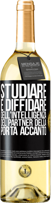 29,95 € Spedizione Gratuita | Vino bianco Edizione WHITE Studiare è diffidare dell'intelligenza del partner della porta accanto Etichetta Nera. Etichetta personalizzabile Vino giovane Raccogliere 2024 Verdejo