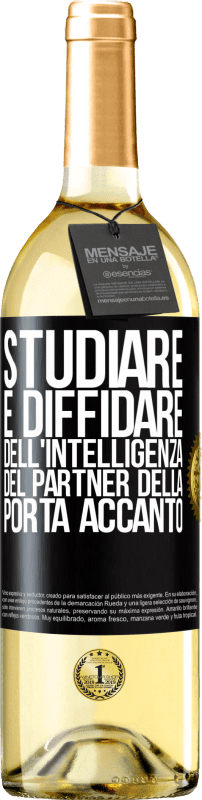 29,95 € Spedizione Gratuita | Vino bianco Edizione WHITE Studiare è diffidare dell'intelligenza del partner della porta accanto Etichetta Nera. Etichetta personalizzabile Vino giovane Raccogliere 2025 Verdejo