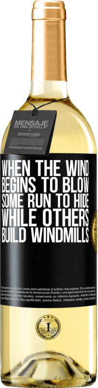 29,95 € Бесплатная доставка | Белое вино Издание WHITE Когда ветер начинает дуть, некоторые бегут, чтобы спрятаться, другие строят ветряные мельницы Черная метка. Настраиваемая этикетка Молодое вино Урожай 2023 Verdejo