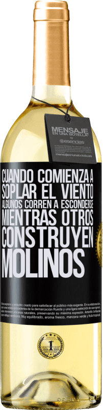 29,95 € Envío gratis | Vino Blanco Edición WHITE Cuando comienza a soplar el viento, algunos corren a esconderse, mientras otros construyen molinos Etiqueta Negra. Etiqueta personalizable Vino joven Cosecha 2024 Verdejo