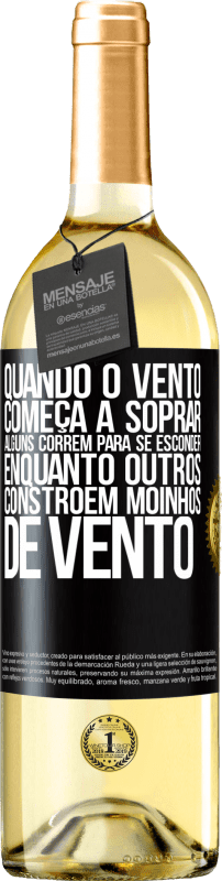 29,95 € Envio grátis | Vinho branco Edição WHITE Quando o vento começa a soprar, alguns correm para se esconder, enquanto outros constroem moinhos de vento Etiqueta Preta. Etiqueta personalizável Vinho jovem Colheita 2024 Verdejo