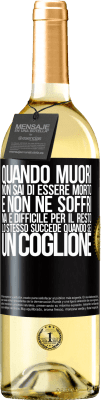 29,95 € Spedizione Gratuita | Vino bianco Edizione WHITE Quando muori, non sai di essere morto e non ne soffri, ma è difficile per il resto. Lo stesso succede quando sei un coglione Etichetta Nera. Etichetta personalizzabile Vino giovane Raccogliere 2024 Verdejo