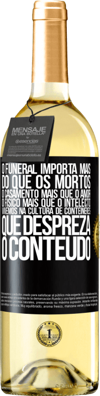 29,95 € Envio grátis | Vinho branco Edição WHITE O funeral importa mais do que os mortos, o casamento mais que o amor, o físico mais que o intelecto. Vivemos na cultura de Etiqueta Preta. Etiqueta personalizável Vinho jovem Colheita 2024 Verdejo