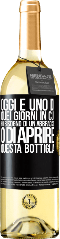 29,95 € Spedizione Gratuita | Vino bianco Edizione WHITE Oggi è uno di quei giorni in cui ho bisogno di un abbraccio o di aprire questa bottiglia Etichetta Nera. Etichetta personalizzabile Vino giovane Raccogliere 2024 Verdejo