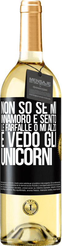 29,95 € Spedizione Gratuita | Vino bianco Edizione WHITE Non so se mi innamoro e sento le farfalle o mi alzo e vedo gli unicorni Etichetta Nera. Etichetta personalizzabile Vino giovane Raccogliere 2024 Verdejo