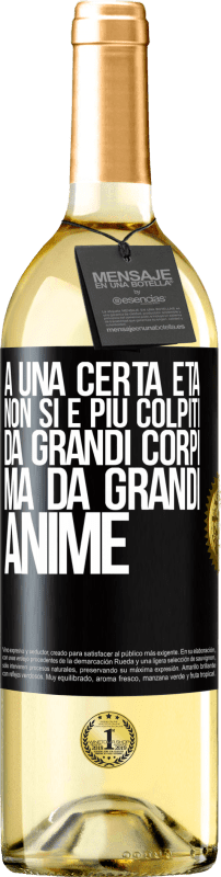 29,95 € Spedizione Gratuita | Vino bianco Edizione WHITE A una certa età non si è più colpiti da grandi corpi, ma da grandi anime Etichetta Nera. Etichetta personalizzabile Vino giovane Raccogliere 2024 Verdejo