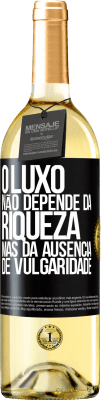 29,95 € Envio grátis | Vinho branco Edição WHITE O luxo não depende da riqueza, mas da ausência de vulgaridade Etiqueta Preta. Etiqueta personalizável Vinho jovem Colheita 2024 Verdejo