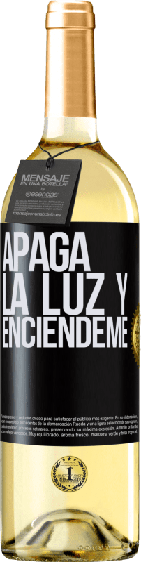 29,95 € Envío gratis | Vino Blanco Edición WHITE Apaga la luz y enciéndeme Etiqueta Negra. Etiqueta personalizable Vino joven Cosecha 2024 Verdejo