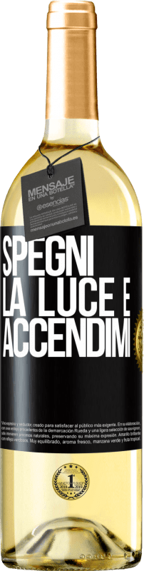 29,95 € Spedizione Gratuita | Vino bianco Edizione WHITE Spegni la luce e accendimi Etichetta Nera. Etichetta personalizzabile Vino giovane Raccogliere 2024 Verdejo