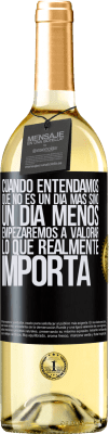 29,95 € Envío gratis | Vino Blanco Edición WHITE Cuando entendamos que no es un día más sino un día menos, empezaremos a valorar lo que realmente importa Etiqueta Negra. Etiqueta personalizable Vino joven Cosecha 2024 Verdejo