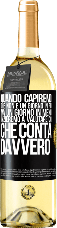 29,95 € Spedizione Gratuita | Vino bianco Edizione WHITE Quando capiremo che non è un giorno in più, ma un giorno in meno, inizieremo a valutare ciò che conta davvero Etichetta Nera. Etichetta personalizzabile Vino giovane Raccogliere 2024 Verdejo