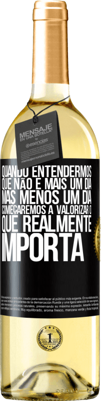 29,95 € Envio grátis | Vinho branco Edição WHITE Quando entendermos que não é mais um dia, mas menos um dia, começaremos a valorizar o que realmente importa Etiqueta Preta. Etiqueta personalizável Vinho jovem Colheita 2024 Verdejo