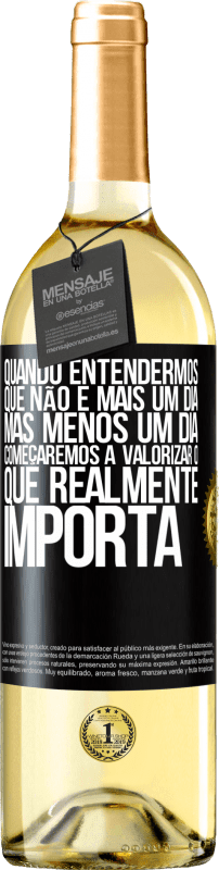 29,95 € Envio grátis | Vinho branco Edição WHITE Quando entendermos que não é mais um dia, mas menos um dia, começaremos a valorizar o que realmente importa Etiqueta Preta. Etiqueta personalizável Vinho jovem Colheita 2025 Verdejo
