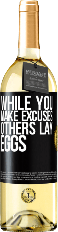 29,95 € Бесплатная доставка | Белое вино Издание WHITE Пока вы оправдываетесь, другие откладывают яйца Черная метка. Настраиваемая этикетка Молодое вино Урожай 2023 Verdejo