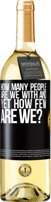 29,95 € Бесплатная доставка | Белое вино Издание WHITE Сколько людей мы с, и все же, как мало мы? Черная метка. Настраиваемая этикетка Молодое вино Урожай 2023 Verdejo