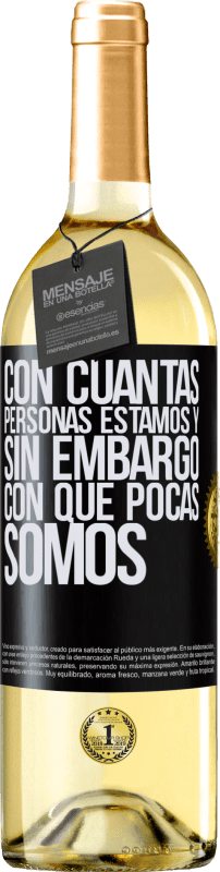 29,95 € Envío gratis | Vino Blanco Edición WHITE Con cuántas personas estamos y, sin embargo, con qué pocas somos Etiqueta Negra. Etiqueta personalizable Vino joven Cosecha 2024 Verdejo