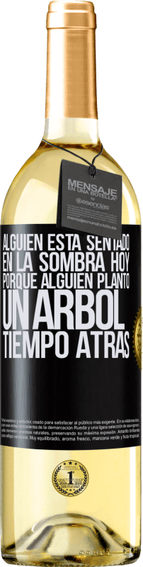 29,95 € Envío gratis | Vino Blanco Edición WHITE Alguien está sentado en la sombra hoy, porque alguien plantó un árbol tiempo atrás Etiqueta Negra. Etiqueta personalizable Vino joven Cosecha 2024 Verdejo