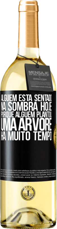 29,95 € Envio grátis | Vinho branco Edição WHITE Alguém está sentado na sombra hoje, porque alguém plantou uma árvore há muito tempo Etiqueta Preta. Etiqueta personalizável Vinho jovem Colheita 2024 Verdejo