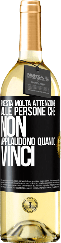 29,95 € Spedizione Gratuita | Vino bianco Edizione WHITE Presta molta attenzione alle persone che non applaudono quando vinci Etichetta Nera. Etichetta personalizzabile Vino giovane Raccogliere 2024 Verdejo