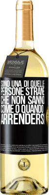 29,95 € Spedizione Gratuita | Vino bianco Edizione WHITE Sono una di quelle persone strane che non sanno come o quando arrendersi Etichetta Nera. Etichetta personalizzabile Vino giovane Raccogliere 2023 Verdejo