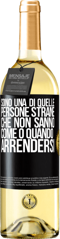 29,95 € Spedizione Gratuita | Vino bianco Edizione WHITE Sono una di quelle persone strane che non sanno come o quando arrendersi Etichetta Nera. Etichetta personalizzabile Vino giovane Raccogliere 2024 Verdejo