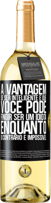 29,95 € Envio grátis | Vinho branco Edição WHITE A vantagem de ser inteligente é que você pode fingir ser um idiota, enquanto o contrário é impossível Etiqueta Preta. Etiqueta personalizável Vinho jovem Colheita 2023 Verdejo