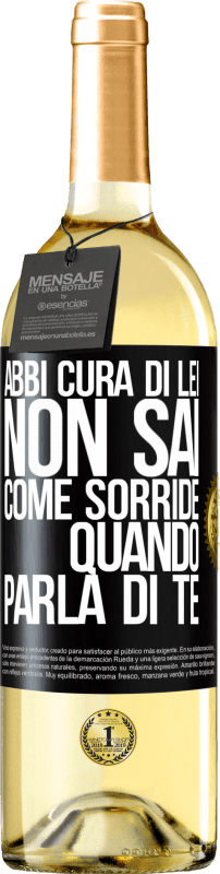 29,95 € Spedizione Gratuita | Vino bianco Edizione WHITE Abbi cura di lei. Non sai come sorride quando parla di te Etichetta Nera. Etichetta personalizzabile Vino giovane Raccogliere 2024 Verdejo