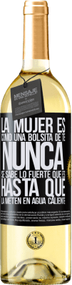 29,95 € Envío gratis | Vino Blanco Edición WHITE La mujer es como una bolsita de té. Nunca se sabe lo fuerte que es hasta que la meten en agua caliente Etiqueta Negra. Etiqueta personalizable Vino joven Cosecha 2023 Verdejo