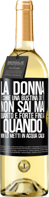 29,95 € Spedizione Gratuita | Vino bianco Edizione WHITE La donna è come una bustina di tè. Non sai mai quanto è forte fino a quando non lo metti in acqua calda Etichetta Nera. Etichetta personalizzabile Vino giovane Raccogliere 2023 Verdejo