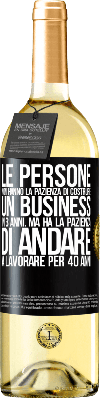 29,95 € Spedizione Gratuita | Vino bianco Edizione WHITE Le persone non hanno la pazienza di costruire un business in 3 anni. Ma ha la pazienza di andare a lavorare per 40 anni Etichetta Nera. Etichetta personalizzabile Vino giovane Raccogliere 2024 Verdejo