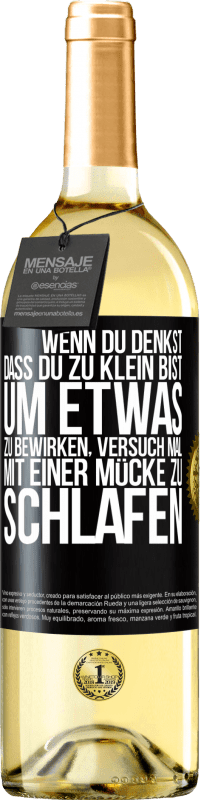 29,95 € Kostenloser Versand | Weißwein WHITE Ausgabe Wenn du denkst, dass du zu klein bist, um etwas zu bewirken, versuch mal, mit einer Mücke zu schlafen Schwarzes Etikett. Anpassbares Etikett Junger Wein Ernte 2024 Verdejo