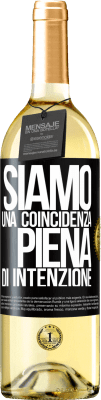 29,95 € Spedizione Gratuita | Vino bianco Edizione WHITE Siamo una coincidenza piena di intenzione Etichetta Nera. Etichetta personalizzabile Vino giovane Raccogliere 2023 Verdejo