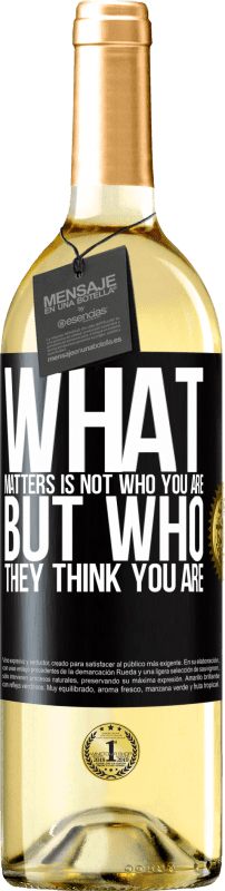 29,95 € Бесплатная доставка | Белое вино Издание WHITE Важно не то, кто вы есть, а то, кем вы себя считаете Черная метка. Настраиваемая этикетка Молодое вино Урожай 2023 Verdejo