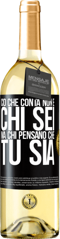 29,95 € Spedizione Gratuita | Vino bianco Edizione WHITE Ciò che conta non è chi sei, ma chi pensano che tu sia Etichetta Nera. Etichetta personalizzabile Vino giovane Raccogliere 2024 Verdejo