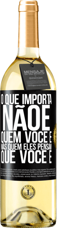 29,95 € Envio grátis | Vinho branco Edição WHITE O que importa não é quem você é, mas quem eles pensam que você é Etiqueta Preta. Etiqueta personalizável Vinho jovem Colheita 2024 Verdejo