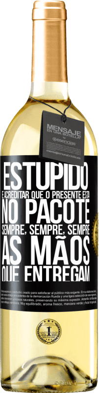 29,95 € Envio grátis | Vinho branco Edição WHITE Estúpido é acreditar que o presente está no pacote. Sempre, sempre, sempre as mãos que entregam Etiqueta Preta. Etiqueta personalizável Vinho jovem Colheita 2024 Verdejo