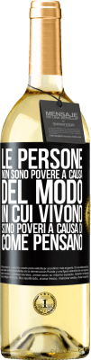 29,95 € Spedizione Gratuita | Vino bianco Edizione WHITE Le persone non sono povere a causa del modo in cui vivono. È povero a causa di come pensa Etichetta Nera. Etichetta personalizzabile Vino giovane Raccogliere 2024 Verdejo