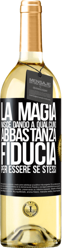 29,95 € Spedizione Gratuita | Vino bianco Edizione WHITE La magia nasce dando a qualcuno abbastanza fiducia per essere se stessi Etichetta Nera. Etichetta personalizzabile Vino giovane Raccogliere 2024 Verdejo