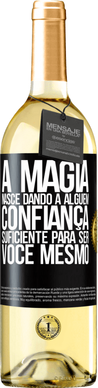 29,95 € Envio grátis | Vinho branco Edição WHITE A magia nasce dando a alguém confiança suficiente para ser você mesmo Etiqueta Preta. Etiqueta personalizável Vinho jovem Colheita 2024 Verdejo