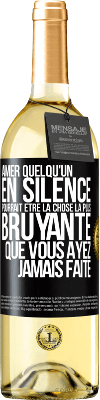 29,95 € Envoi gratuit | Vin blanc Édition WHITE Aimer quelqu'un en silence pourrait être la chose la plus bruyante que vous ayez jamais faite Étiquette Noire. Étiquette personnalisable Vin jeune Récolte 2024 Verdejo