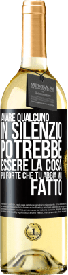 29,95 € Spedizione Gratuita | Vino bianco Edizione WHITE Amare qualcuno in silenzio potrebbe essere la cosa più forte che tu abbia mai fatto Etichetta Nera. Etichetta personalizzabile Vino giovane Raccogliere 2024 Verdejo