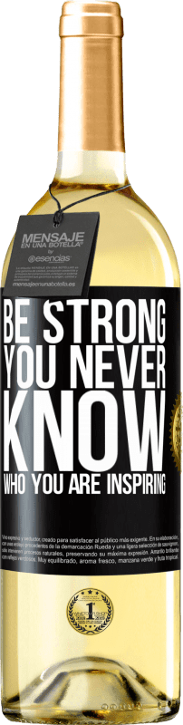 29,95 € Бесплатная доставка | Белое вино Издание WHITE Be strong. You never know who you are inspiring Черная метка. Настраиваемая этикетка Молодое вино Урожай 2023 Verdejo