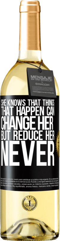 29,95 € Бесплатная доставка | Белое вино Издание WHITE Она знает, что вещи, которые случаются, могут изменить ее, но уменьшить ее, никогда Черная метка. Настраиваемая этикетка Молодое вино Урожай 2023 Verdejo