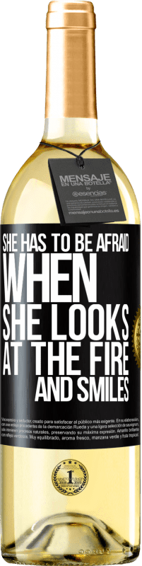 29,95 € Бесплатная доставка | Белое вино Издание WHITE Она должна бояться, когда она смотрит на огонь и улыбается Черная метка. Настраиваемая этикетка Молодое вино Урожай 2023 Verdejo