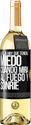 29,95 € Envío gratis | Vino Blanco Edición WHITE A ella hay que tenerle miedo cuando mira al fuego y sonríe Etiqueta Negra. Etiqueta personalizable Vino joven Cosecha 2025 Verdejo