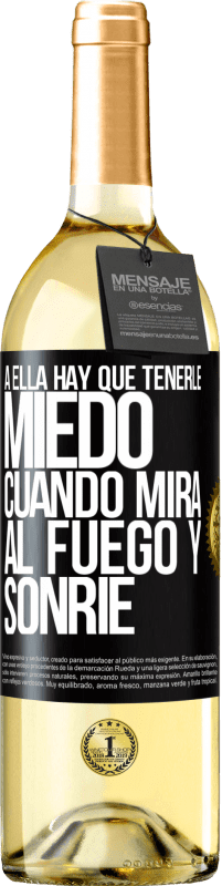 29,95 € Envío gratis | Vino Blanco Edición WHITE A ella hay que tenerle miedo cuando mira al fuego y sonríe Etiqueta Negra. Etiqueta personalizable Vino joven Cosecha 2024 Verdejo